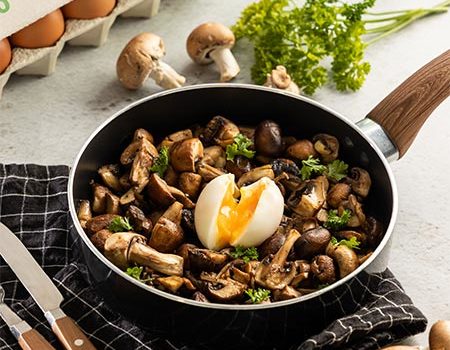 Poêlée aux cèpes et œufs pochés